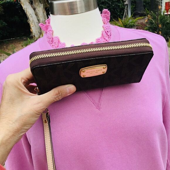 MICHAEL KORS JET SET WALLET SIGNATURE BROWN AND GOLD HARDWARE - Picture 12 of 14